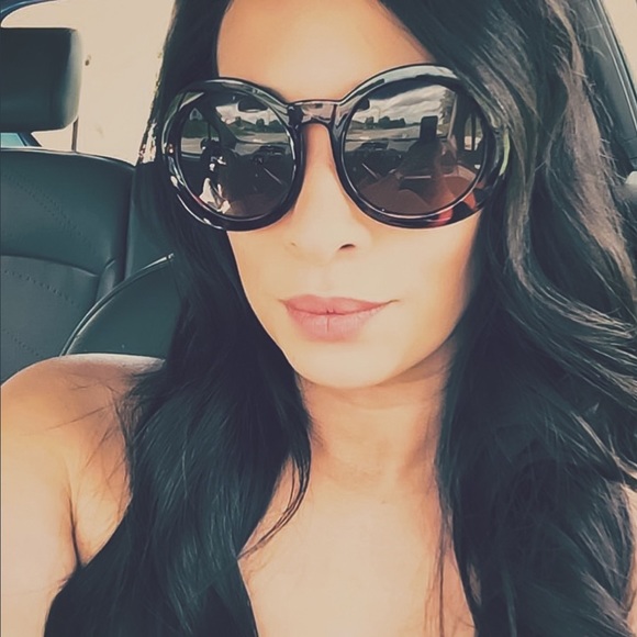 Meet your posher, Yoly 💁🏻‍♀️ - Picture 3 of 4